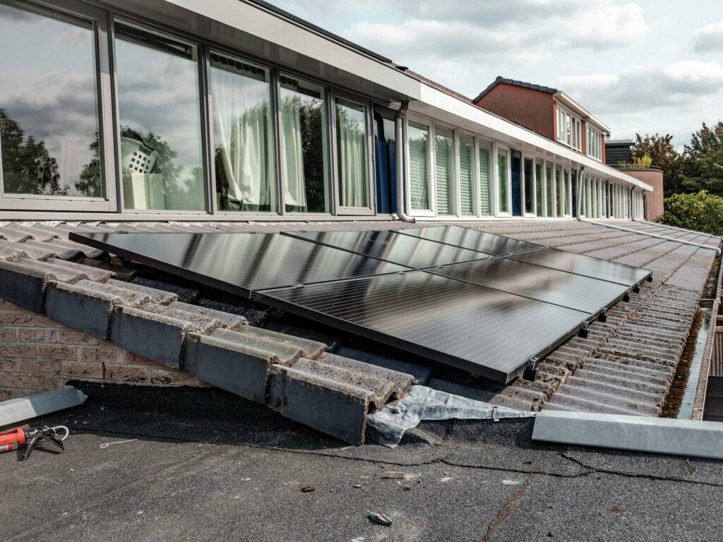 Rooftop solar panels on a modern house, optimizing energy efficiency.